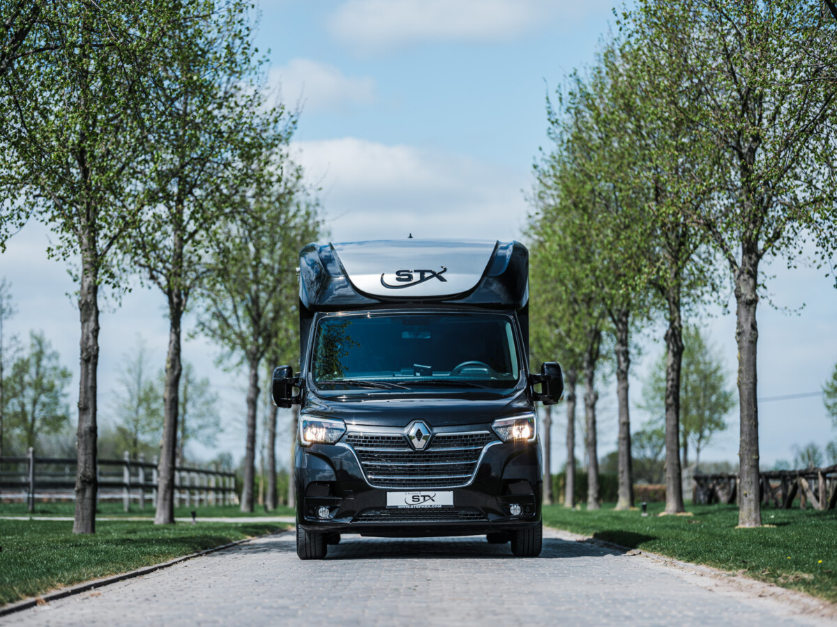 STX Pferdetransporter mieten — Frontansicht des Carsharing-Transporters