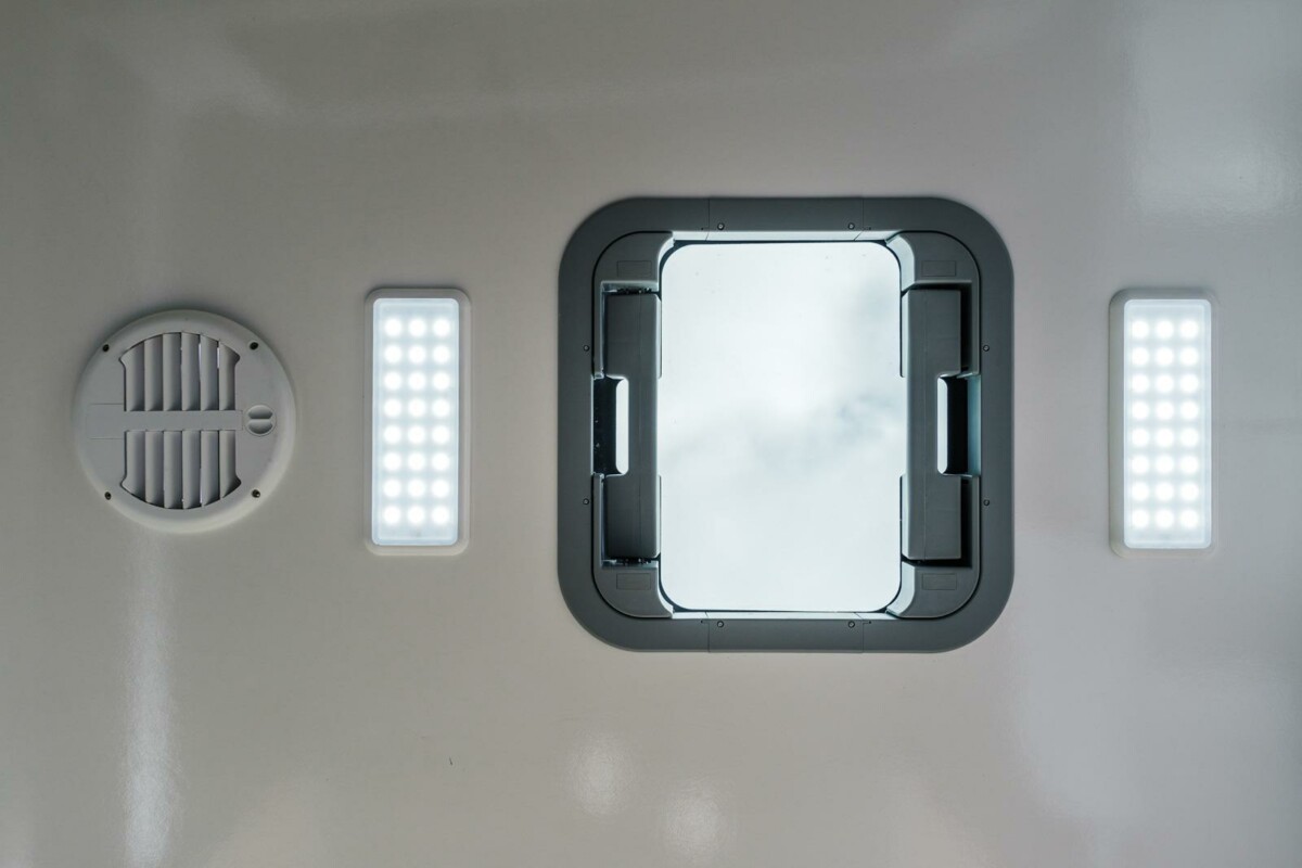Dachluke mit Ventilator und LED-Beleuchtung im Pferdetransporter