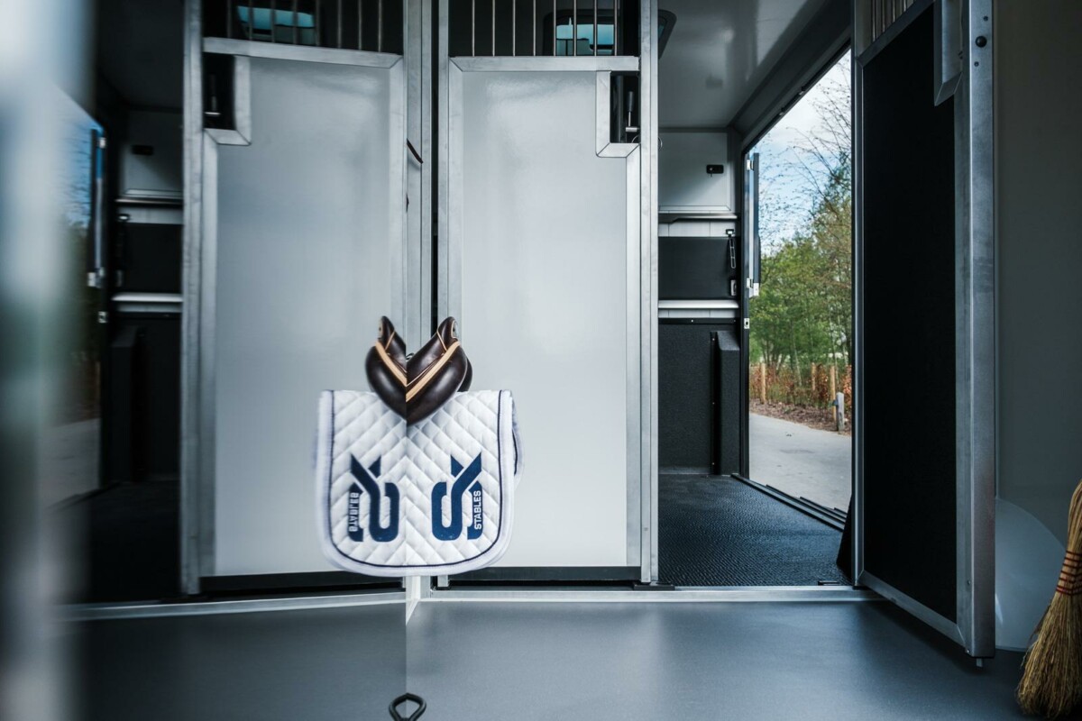 Pferdetransporter Innenraum — rutschfester Gummiboden und Sattelhalter